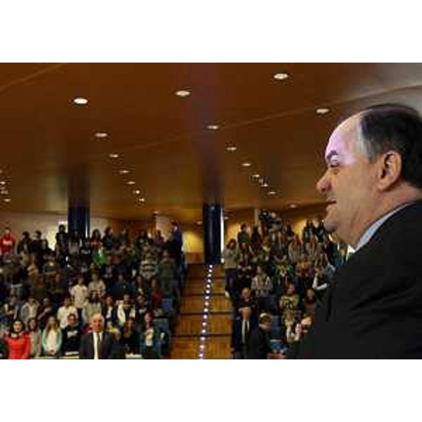 Roberto Molinaro (Assessore regionale Istruzione) alla presentazione della pubblicazione "L'Autonomia siamo noi - Storia e specialità della Regione Friuli Venezia Giulia". (Udine 01/03/13)