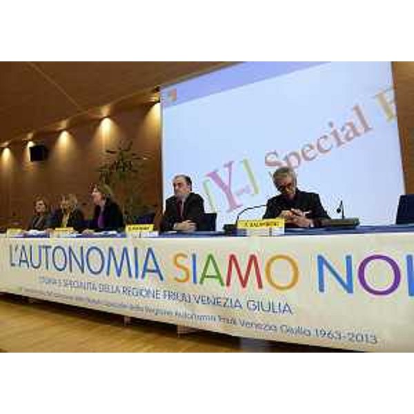 Maria Bruna Pustetto (Autrice "L'Autonomia siamo noi") e Roberto Molinaro (Assessore regionale Istruzione) alla presentazione della pubblicazione "L'Autonomia siamo noi - Storia e specialità della Regione Friuli Venezia Giulia". (Udine 01/03/13)