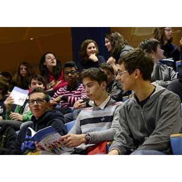 Studenti alla presentazione della pubblicazione "L'Autonomia siamo noi - Storia e specialità della Regione Friuli Venezia Giulia". (Udine 01/03/13)