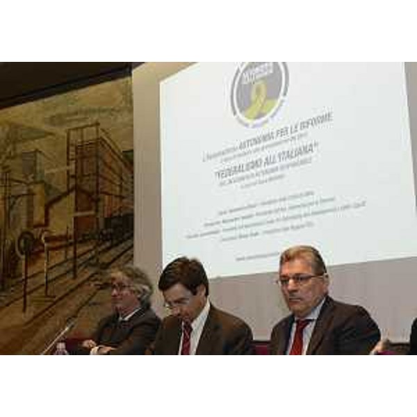 Renzo Tondo (Presidente Friuli Venezia Giulia), Luca Antonini (Costituzionalista) e Alessandro Colautti (Consigliere regionale, presidente Associazione Autonomia per le Riforme) alla presentazione del libro "Federalismo all'italiana", nella sede della CCIAA. (Udine 01/03/13)