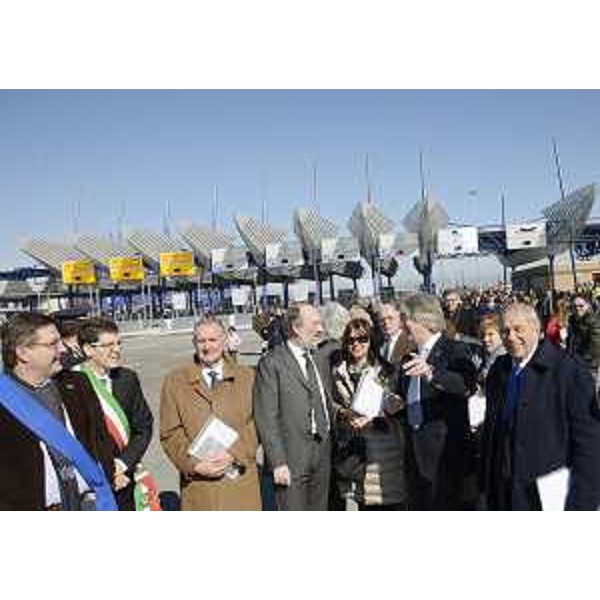E.Gherghetta (Presidente Provincia Gorizia), L.Cabass (Sindaco Villesse), A.Compagnon (Deputato), R.Riccardi (Assessore regionale Infrastrutture), A.Brandi (Assessore regionale Lavoro), R.Tondo (Presidente Friuli Venezia Giulia) ed E.Romoli (Sindaco Gorizia) all'inaugurazione del casello di Villesse sulla A34 (Villesse-Gorizia). (Villesse 02/03/13)