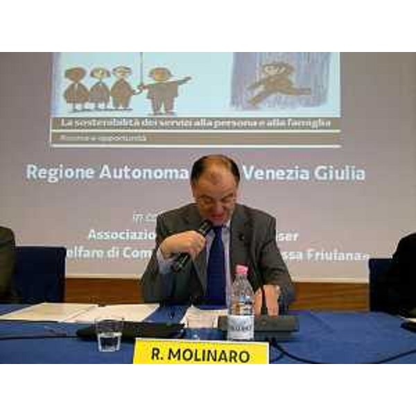 Roberto Molinaro (Assessore regionale Volontariato e Associazionismo) al convegno "La sostenibilità dei servizi alla persona e alla famiglia". (Udine 02/03/13)