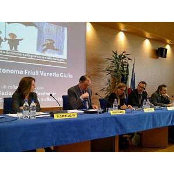 Roberto Molinaro (Assessore regionale Volontariato e Associazionismo) al convegno "La sostenibilità dei servizi alla persona e alla famiglia". (Udine 02/03/13)