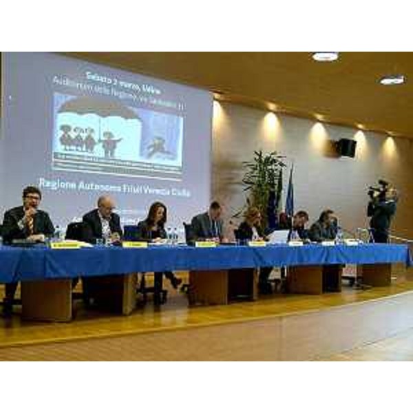 Roberto Molinaro (Assessore regionale Volontariato e Associazionismo) al convegno "La sostenibilità dei servizi alla persona e alla famiglia". (Udine 02/03/13)