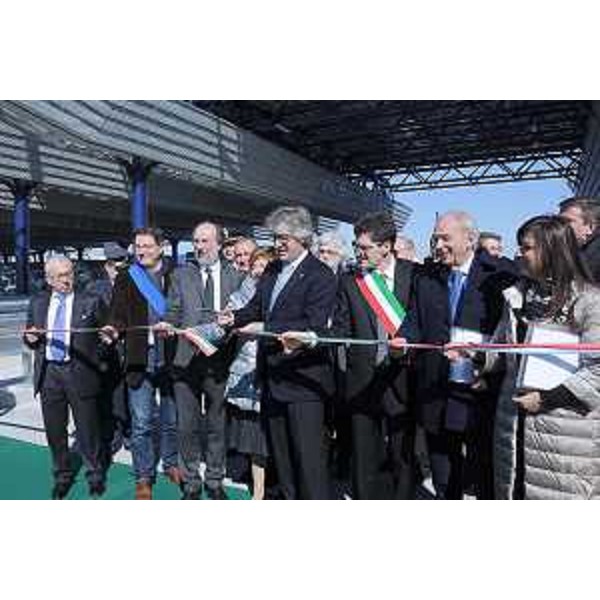 E.Terpin (Presidente Autovie Venete), E.Gherghetta (Presidente Provincia Gorizia), R.Riccardi (Assessore regionale Infrastrutture), R.Tondo (Presidente Friuli Venezia Giulia), L.Cabass (Sindaco Villesse), E.Romoli (Sindaco Gorizia) ed A.Brandi (Assessore regionale Lavoro) all'inaugurazione del casello di Villesse sulla A34 (Villesse-Gorizia). (Villesse 02/03/13)