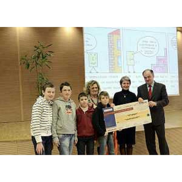 Roberto Molinaro (Assessore regionale Istruzione) premia la Scuola di Fagagna tra le vincitrici del concorso "La scuola promuove la legalità fiscale". (Udine 04/03/13)