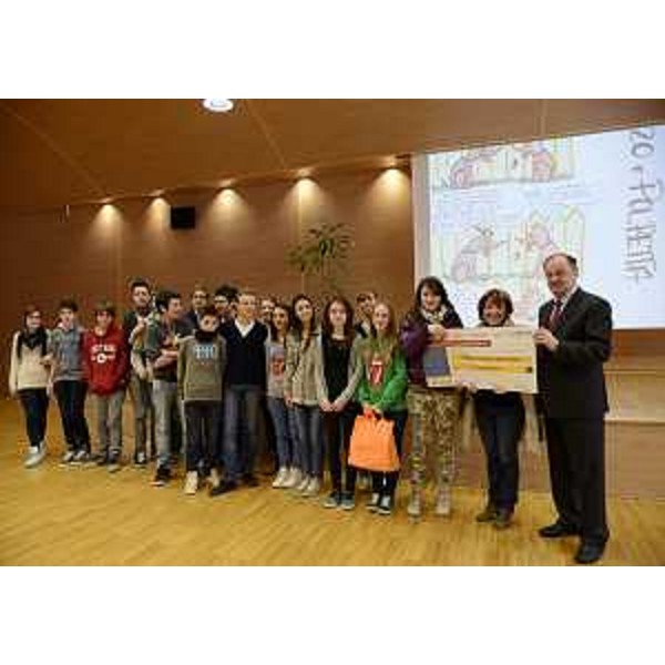 Roberto Molinaro (Assessore regionale Istruzione) premia la Scuola di Palazzolo dello Stella tra le vincitrici del concorso "La scuola promuove la legalità fiscale". (Udine 04/03/13)