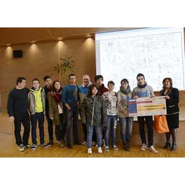 Antonella Manca (Ragioniere generale Regione FVG) premia l'Impresa sociale Ad Formandum tra le vincitrici del concorso "La scuola promuove la legalità fiscale". (Udine 04/03/13)