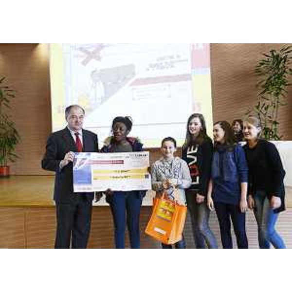 Roberto Molinaro (Assessore regionale Istruzione) premia la Scuola IC 5 di Udine tra le vincitrici del concorso "La scuola promuove la legalità fiscale". (Udine 04/03/13)