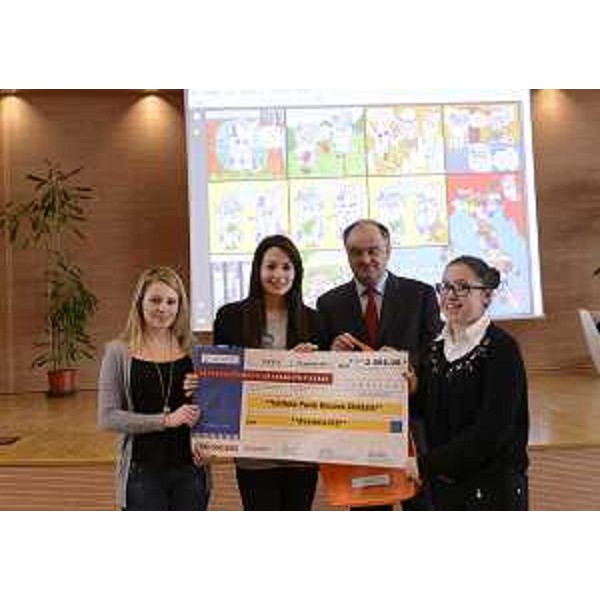 Roberto Molinaro (Assessore regionale Istruzione) premia l'Istituto Paolo Diacono di Cividale tra le scuole vincitrici del concorso "La scuola promuove la legalità fiscale". (Udine 04/03/13)