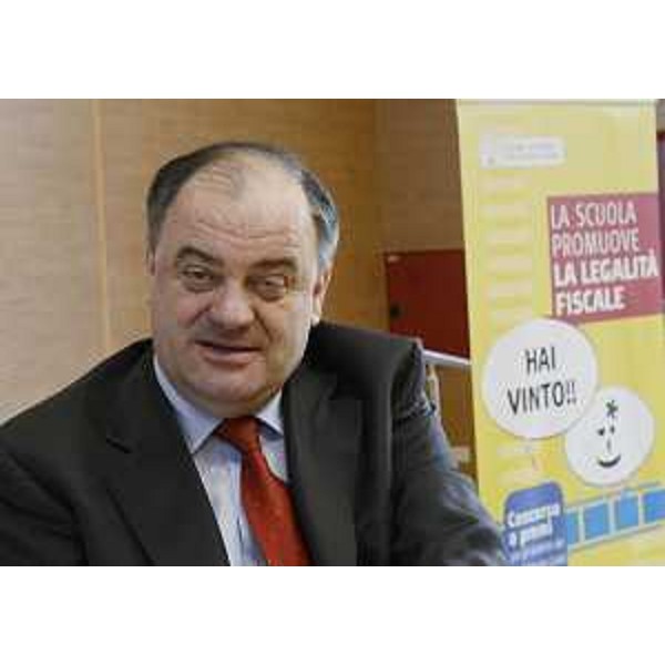 Roberto Molinaro (Assessore regionale Istruzione) durante la cerimonia di premiazione del concorso "La scuola promuove la legalità fiscale". (Udine 04/03/13)