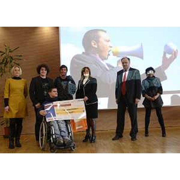 Roberto Molinaro (Assessore regionale Istruzione) premia l'I.S.I.S. B.Stringher di Udine tra le scuole vincitrici del concorso "La scuola promuove la legalità fiscale". (Udine 04/03/13)