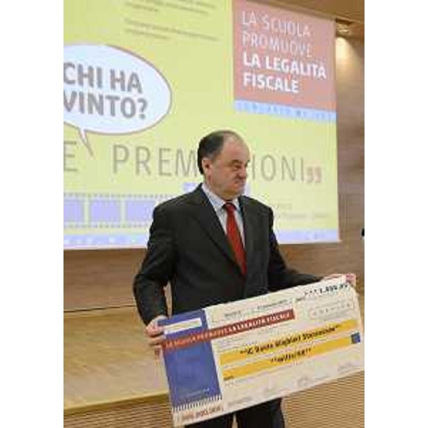 Roberto Molinaro (Assessore regionale Istruzione) durante la cerimonia di premiazione del concorso "La scuola promuove la legalità fiscale". (Udine 04/03/13)
