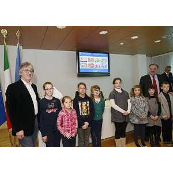 Renzo Tondo (Presidente Friuli Venezia Giulia) e Roberto Molinaro (Assessore regionale Famiglia) con i bambini che hanno disegnato le immagini selezionate per la "Carta Famiglia FVG 2013". (Udine 05/03/13)