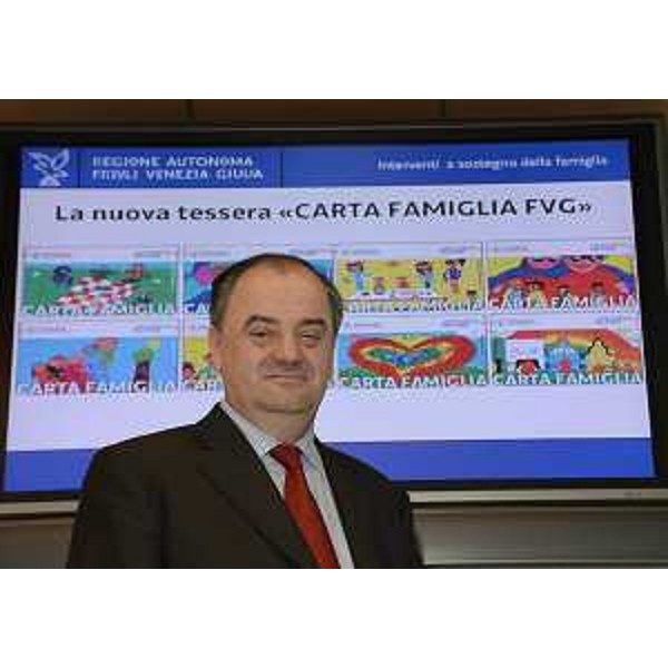 Roberto Molinaro (Assessore regionale Famiglia) e le nuove card "Carta Famiglia FVG 2013" disegnate da bambini delle elementari del FVG. (Udine 05/03/13)