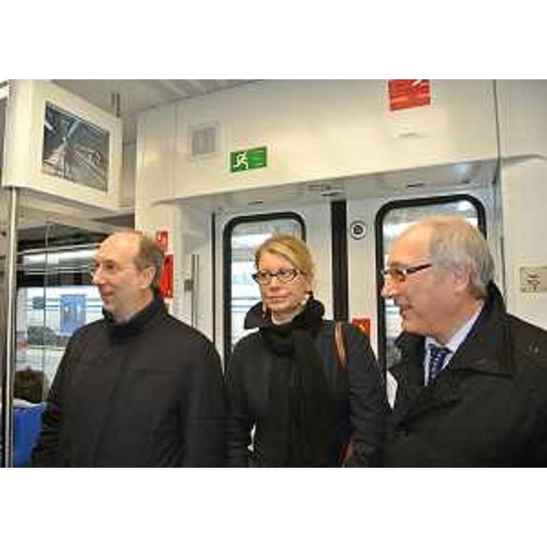 Riccardo Riccardi (Assessore regionale Infrastrutture), Sandra Savino (Assessore regionale Finanze) e Dario Danese (Direttore centrale Infrastrutture Mobilità Pianificazione territoriale Lavori pubblici) sul nuovo Civity della spagnola CAF-Construcciones y Auxiliar de Ferrocarriles di Beasain per il trasporto pubblico locale su rotaia, alla Stazione Centrale. (Trieste 06/03/13)