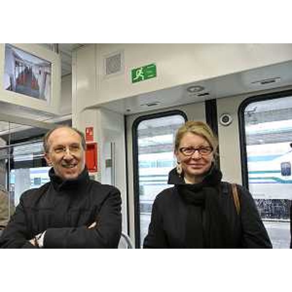 Riccardo Riccardi (Assessore regionale Infrastrutture) e Sandra Savino (Assessore regionale Finanze) sul nuovo Civity della spagnola CAF-Construcciones y Auxiliar de Ferrocarriles di Beasain per il trasporto pubblico locale su rotaia, alla Stazione Centrale. (Trieste 06/03/13)