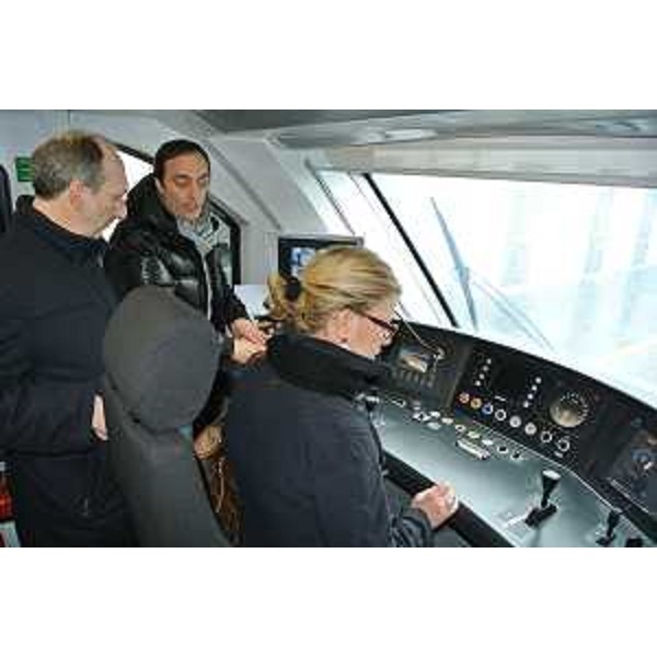 Riccardo Riccardi (Assessore regionale Infrastrutture) e Sandra Savino (Assessore regionale Finanze) sul nuovo Civity della spagnola CAF-Construcciones y Auxiliar de Ferrocarriles di Beasain per il trasporto pubblico locale su rotaia, alla Stazione Centrale. (Trieste 06/03/13)