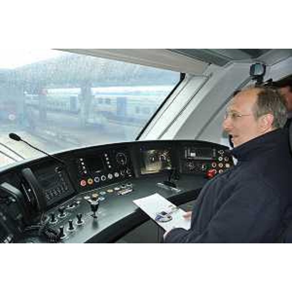 Riccardo Riccardi (Assessore regionale Infrastrutture) sul nuovo Civity della spagnola CAF-Construcciones y Auxiliar de Ferrocarriles di Beasain per il trasporto pubblico locale su rotaia, alla Stazione Centrale. (Trieste 06/03/13)