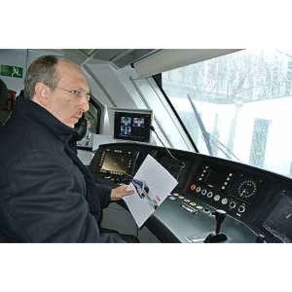 Riccardo Riccardi (Assessore regionale Infrastrutture) sul nuovo Civity della spagnola CAF-Construcciones y Auxiliar de Ferrocarriles di Beasain per il trasporto pubblico locale su rotaia, alla Stazione Centrale. (Trieste 06/03/13)