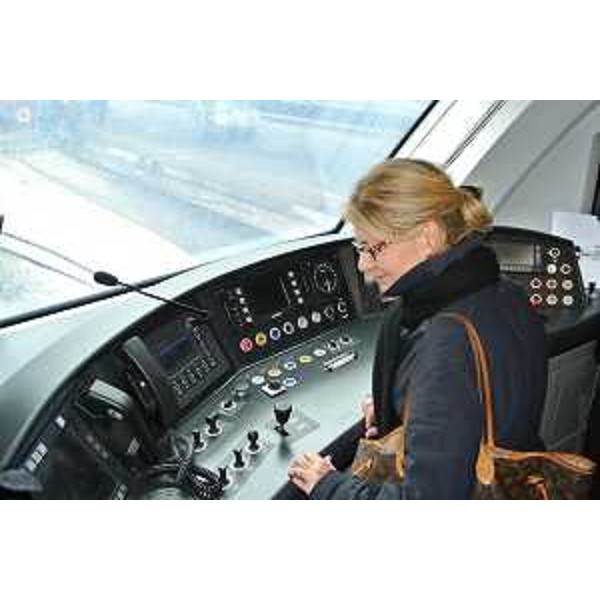 Sandra Savino (Assessore regionale Finanze) sul nuovo Civity della spagnola CAF-Construcciones y Auxiliar de Ferrocarriles di Beasain per il trasporto pubblico locale su rotaia, alla Stazione Centrale. (Trieste 06/03/13)