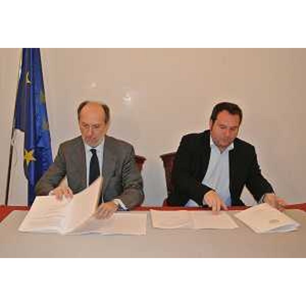 Riccardo Riccardi (Assessore regionale Infrastrutture) ed Emiliano Edera (Assessore Innovazione Comune Trieste) alla sottoscrizione del Protocollo d'intesa per lo sviluppo della Rete metropolitana a banda larga MAN/Metropolitan Area Network, in Municipio. (Trieste 06/03/13)