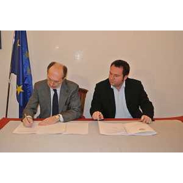 Riccardo Riccardi (Assessore regionale Infrastrutture) ed Emiliano Edera (Assessore Innovazione Comune Trieste) alla sottoscrizione del Protocollo d'intesa per lo sviluppo della Rete metropolitana a banda larga MAN/Metropolitan Area Network, in Municipio. (Trieste 06/03/13)