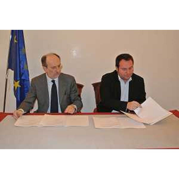 Riccardo Riccardi (Assessore regionale Infrastrutture) ed Emiliano Edera (Assessore Innovazione Comune Trieste) alla sottoscrizione del Protocollo d'intesa per lo sviluppo della Rete metropolitana a banda larga MAN/Metropolitan Area Network, in Municipio. (Trieste 06/03/13)