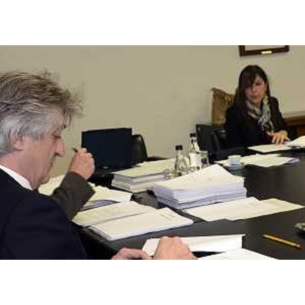 Renzo Tondo (Presidente Friuli Venezia Giulia), mentre presiede la riunione della Giunta regionale, e Angela Brandi (Assessore regionale Lavoro Formazione Commercio Pari Opportunità). (Udine 06/03/13)