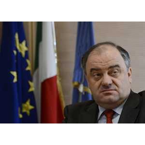 Roberto Molinaro (Assessore regionale Istruzione) durante la cerimonia di premiazione del concorso "La scuola promuove la legalità fiscale". (Udine 04/03/13)