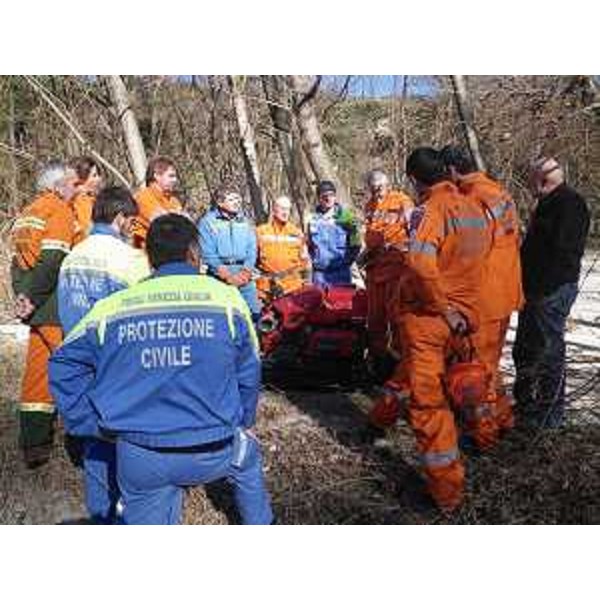 Forestali della Stazione di Cividale del Friuli e volontari della Protezione civile durante un'esercitazione di antincendio boschivo nei pressi di Grupignano sulla sponda destra del fiume Natisone. (Cividale del Friuli 02/03/13)