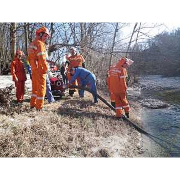 Forestali della Stazione di Cividale del Friuli e volontari della Protezione civile durante un'esercitazione di antincendio boschivo nei pressi di Grupignano sulla sponda destra del fiume Natisone. (Cividale del Friuli 02/03/13)