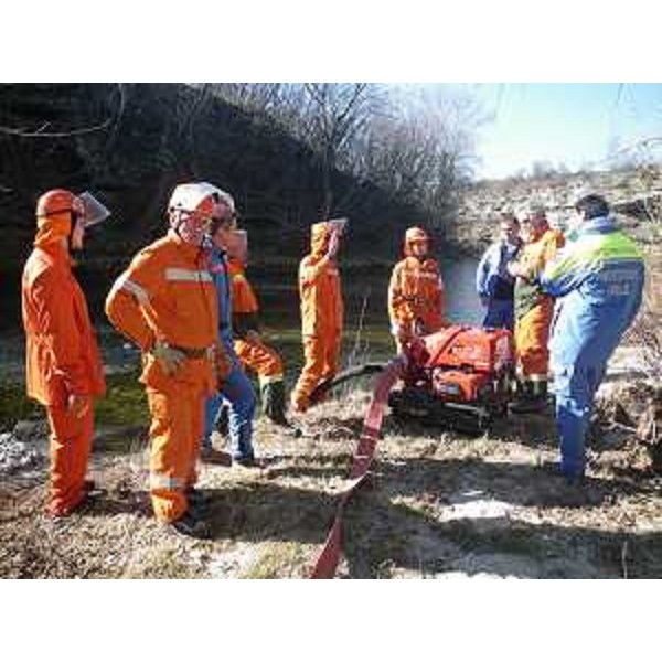 Forestali della Stazione di Cividale del Friuli e volontari della Protezione civile durante un'esercitazione di antincendio boschivo nei pressi di Grupignano sulla sponda destra del fiume Natisone. (Cividale del Friuli 02/03/13)