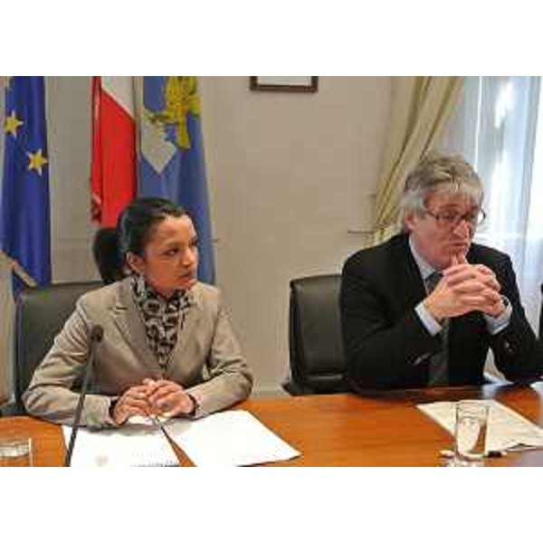 Renzo Tondo (Presidente Friuli Venezia Giulia) incontra la stampa per presentare il nuovo assessore regionale a Finanze, Patrimonio, Programmazione, Ambiente, Energia e Politiche per la Montagna: Indira Fabbro (accanto al presidente). (Trieste 11/03/13)