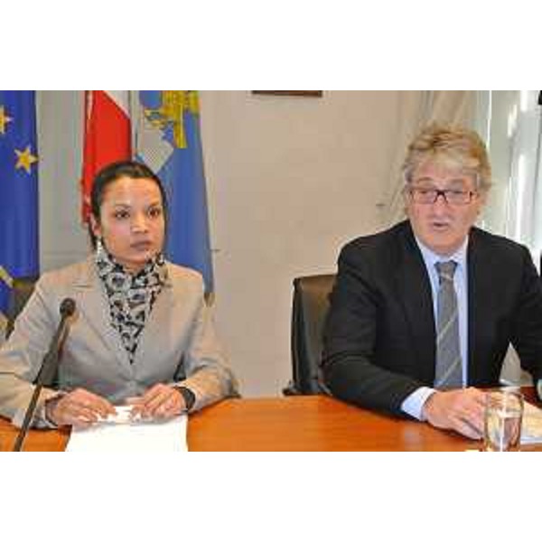 Renzo Tondo (Presidente Friuli Venezia Giulia) incontra la stampa per presentare il nuovo assessore regionale a Finanze, Patrimonio, Programmazione, Ambiente, Energia e Politiche per la Montagna: Indira Fabbro (accanto al presidente). (Trieste 11/03/13)