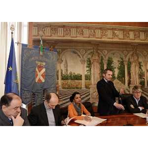 Fabio Marchetti (Sindaco Codroipo) dà il benvenuto alla Giunta regionale del FVG nella sede del Municipio. (Codroipo 14/03/13)