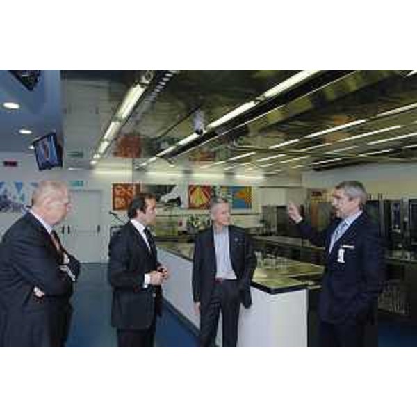 Riccardo Illy (Presidente Regione Friuli Venezia Giulia) con Rocco di Bari (Amministratore Delegato di Electrolux Professional) e Detlef Münchow (Presidente di Electrolux Professional) al convegno "L'innovazione paga" che Electrolux Professional ha proposto oggi (in collaborazione con Assosvezia) nel suo Centro di Pordenone. (Pordenone 03/04/07)