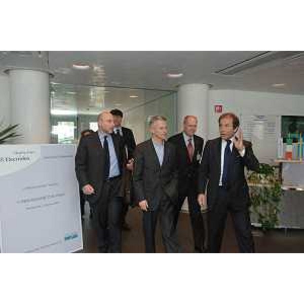Riccardo Illy (Presidente Regione Friuli Venezia Giulia) con Enrico Bertossi (Assessore regionale alle attività produttive) in visita alla Electrolux Professional in occasione del convegno "L'innovazione paga" che Electrolux Professional ha proposto oggi (in collaborazione con Assosvezia) nel suo Centro di Pordenone. (Pordenone 03/04/07)
