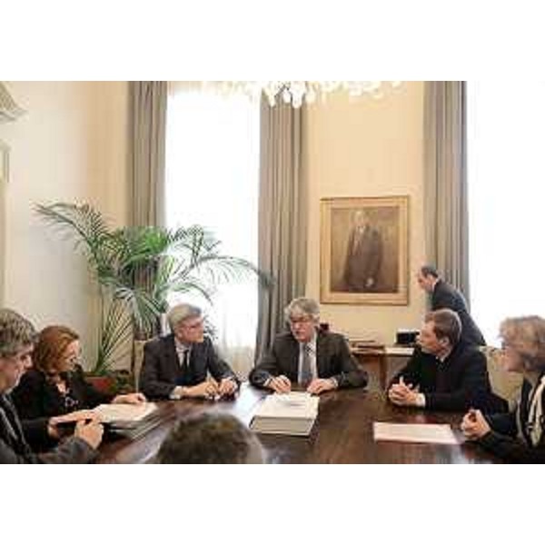 Massimo De Felice (Presidente INAIL), Renzo Tondo (Presidente Friuli Venezia Giulia) e Gianni Cortiula (Direttore centrale Salute Regione FVG) al tavolo per la firma del Protocollo d'Intesa per migliorare l'assistenza e la riabilitazione a favore degli infortunati sul lavoro, nella sede della Regione. (Trieste 27/03/13)