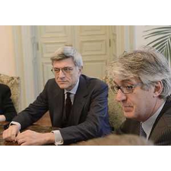 Massimo De Felice (Presidente INAIL) e Renzo Tondo (Presidente Friuli Venezia Giulia) al tavolo per la firma del Protocollo d'Intesa per migliorare l'assistenza e la riabilitazione a favore degli infortunati sul lavoro, nella sede della Regione. (Trieste 27/03/13)