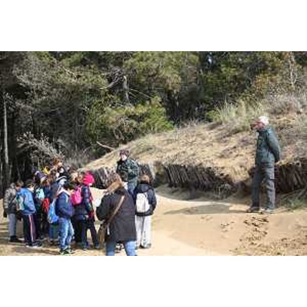 Alunni delle scuole primarie di Lignano Sabbiadoro con personale della Stazione forestale di San Giorgio di Nogaro. (Lignano Sabbiadoro 27/03/13)