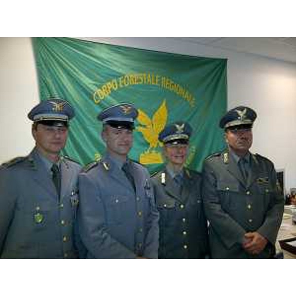 Personale del CFS-Corpo Forestale dello Stato e del CFR-Corpo Forestale Regionale che ha partecipato all'operazione contro il traffico illegale di cuccioli di cane sequestrati a Gonars. (Udine 29/03/13)