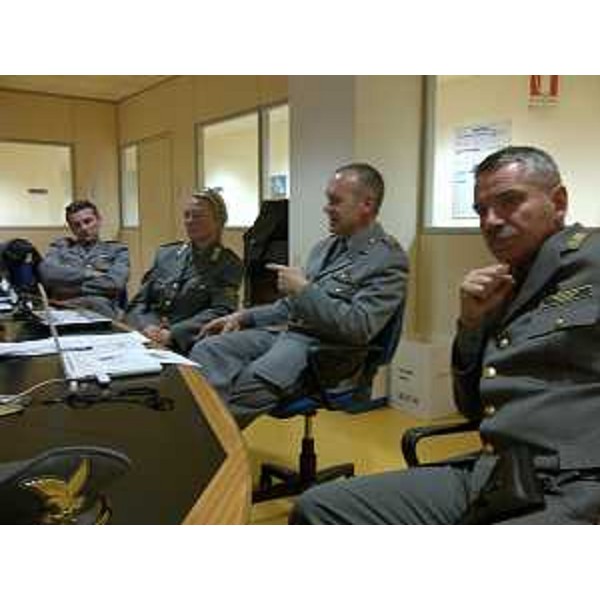 Personale del CFS-Corpo Forestale dello Stato e del CFR-Corpo Forestale Regionale che ha partecipato all'operazione contro il traffico illegale di cuccioli di cane sequestrati a Gonars. (Udine 29/03/13)