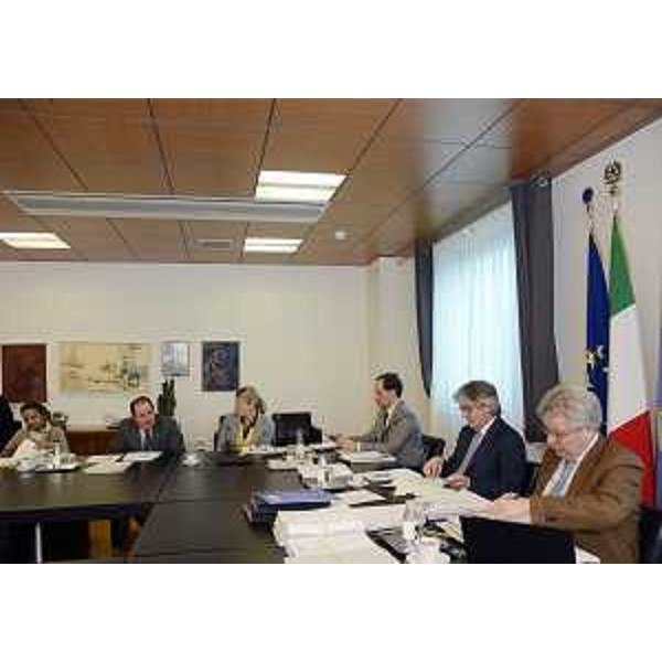 Gli assessori regionali a Finanze Patrimonio Programmazione Ambiente Energia Politiche per la Montagna, a Risorse rurali agroalimentari forestali e a Attività produttive Polizia locale Sicurezza, il vicepresidente e il presidente della Regione, e il segretario generale della Presidenza nel corso della riunione della Giunta regionale. (Udine 04/04/13)