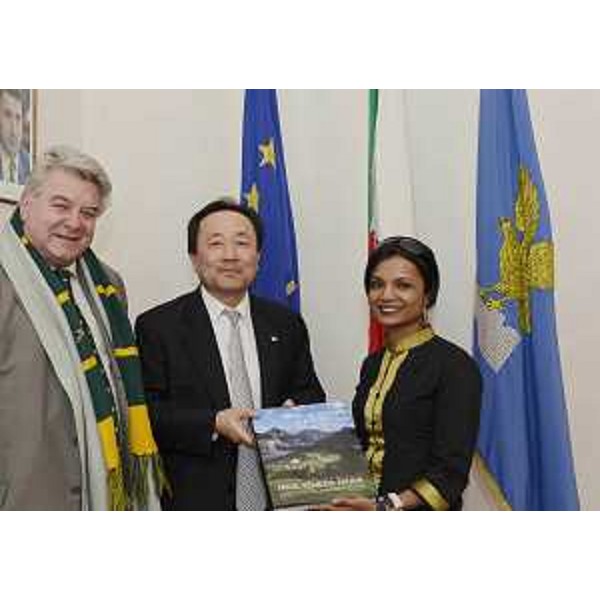 Han Jae-Young, console generale della Repubblica di Corea a Milano, tra gli assessori regionali ai Rapporti internazionali e alle Finanze, nella sede della Regione FVG. (Trieste 09/04/13)