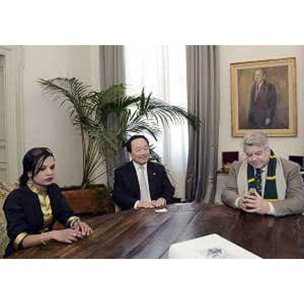 Han Jae-Young, console generale della Repubblica di Corea a Milano, tra gli assessori regionali alle Finanze e ai Rapporti internazionali, nella sede della Regione FVG. (Trieste 09/04/13)