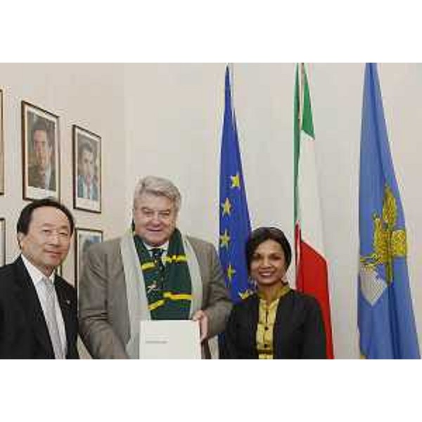 Han Jae-Young, console generale della Repubblica di Corea a Milano, e gli assessori regionali ai Rapporti internazionali e alle Finanze, nella sede della Regione FVG. (Trieste 09/04/13)