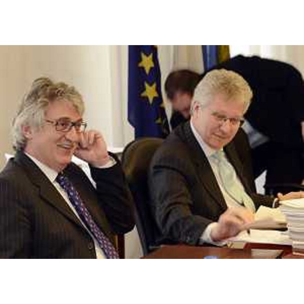 Il presidente della Regione Friuli Venezia Giulia e il segretario generale della Presidenza durante la riunione della Giunta regionale. (Trieste 11/04/13)