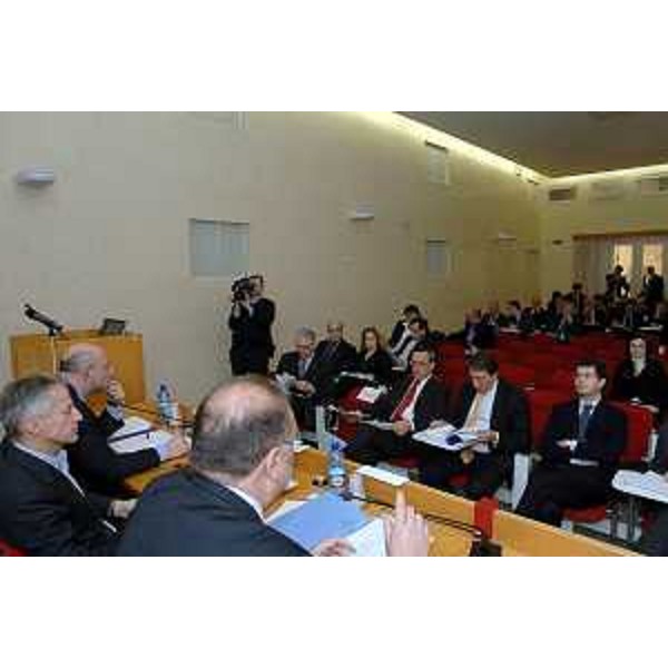 Riccardo Illy (Presidente Regione Friuli Venezia Giulia) con Roberto Cosolini (Assessore regionale al lavoro, formazione, università e ricerca) e Enrico Bertossi (Assessore regionale alle attività produttive) al "Tavolo di concertazione" per l'avvio della fase finale per il Rapporto di Competitività. (Scodovacca di Cervignano 03/04/07)