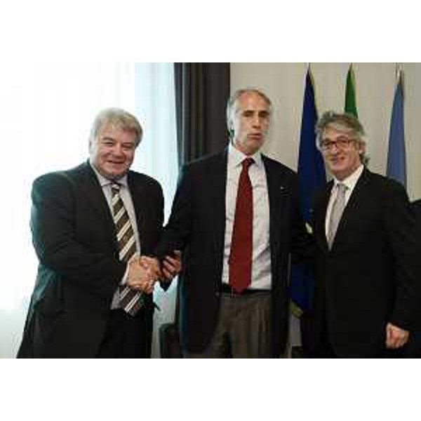Giovanni Malagò (Presidente CONI-Comitato Olimpico Nazionale Italiano) tra l'assessore regionale allo Sport e il presidente della Regione Friuli Venezia Giulia. (Udine 18/04/13)